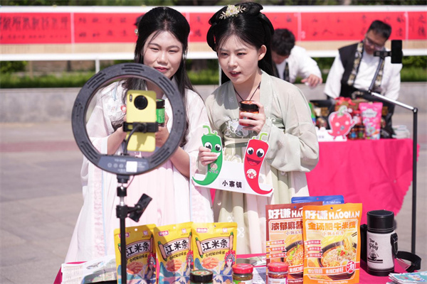 鸡泽县“椒乡好物 云端盛宴”百人直播活动现场。祁鹏飞摄