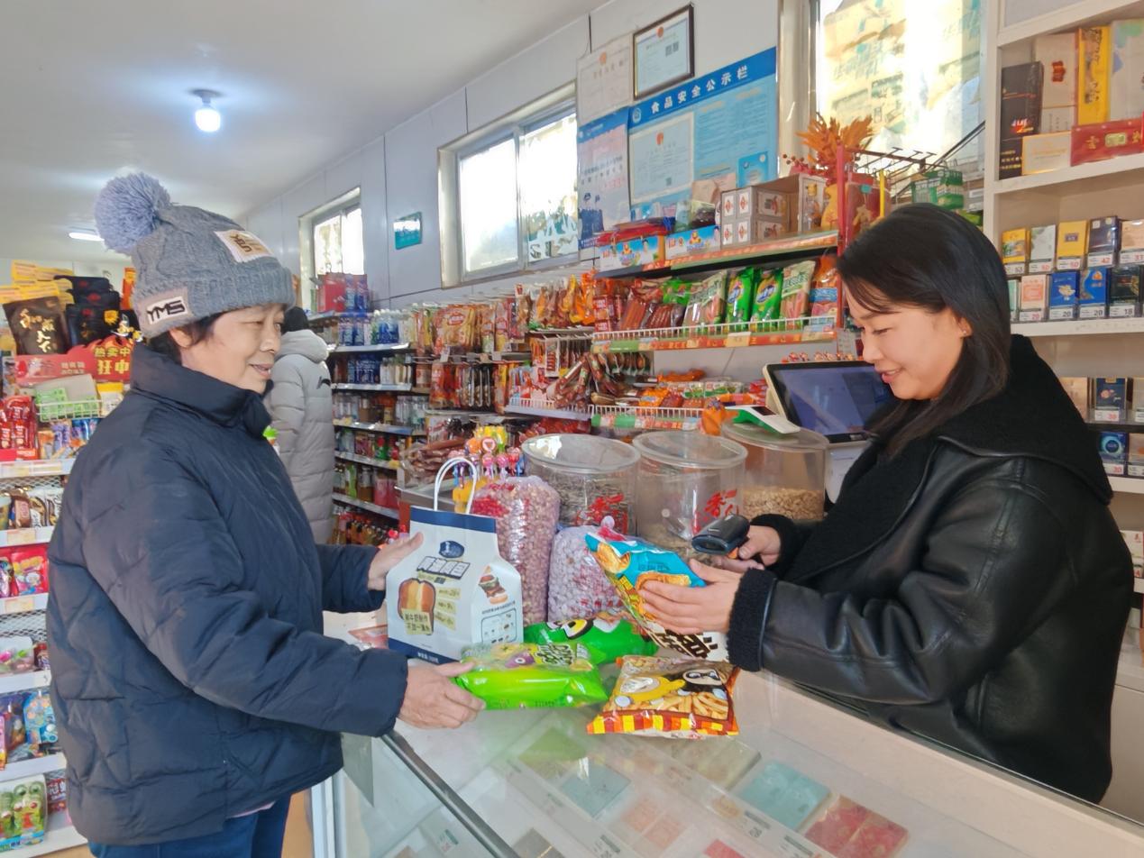 图为村民在整洁的乡村商店选购商品 图为村民在整洁的乡村商店选购商品