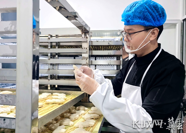 万俊男：麦香里“开出”致富花