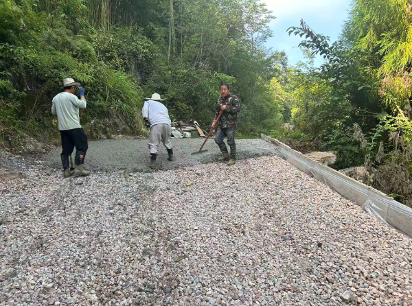 下院村“断头路”施工。受访者供图