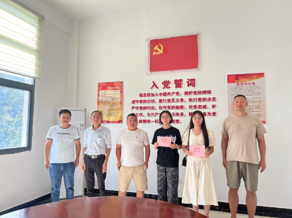 李志宏为村里刚考上大学的学生发放助学金。受访者供图