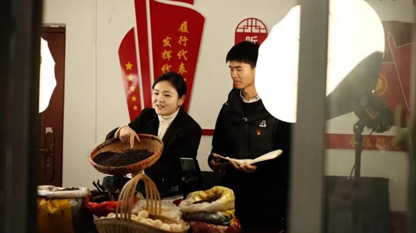 陈银河代表：向下扎根的青春，向上生长的力量