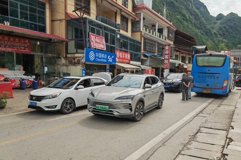 不少旅游车辆和满载游客的运营车辆进入月照养生谷景区。.jpg