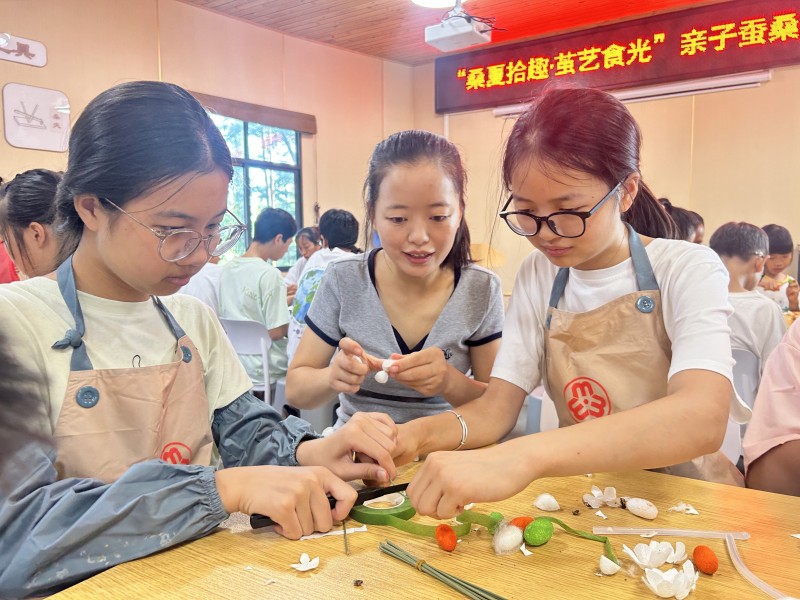 亲子蚕桑活动。杨秋艳供图